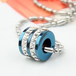 Modeblauwe Ring Met Diamanten Titanium Hanger En Ketting