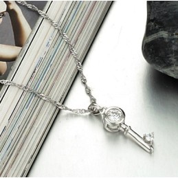 Breed Scala Aan Damesslot En Sleutel Platina Titanium Ketting Met Strass