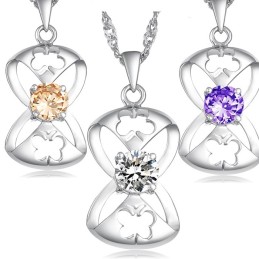 Breed Scala Aan Vrouwelijke Vlindervormige Platina Titanium Ketting