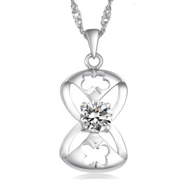 Breed Scala Aan Vrouwelijke Vlindervormige Platina Titanium Ketting