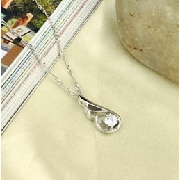 Breed Scala Aan Vrouwelijke Platina Titanium Ketting Met Diamant
