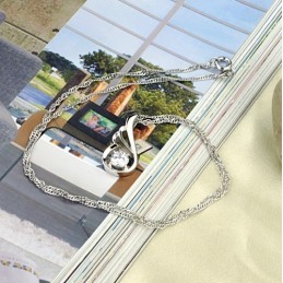 Breed Scala Aan Vrouwelijke Platina Titanium Ketting Met Diamant
