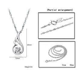 Breed Scala Aan Vrouwelijke Platina Titanium Ketting Met Diamant