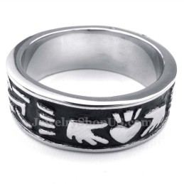 Titanium Handen Houden Een Hartvormige Ring Vast