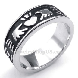 Titanium Handen Houden Een Hartvormige Ring Vast