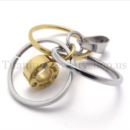 Gouden Ring Met Meerdere Ringen En Gegraveerde Titanium Hanger "Take Time Love"