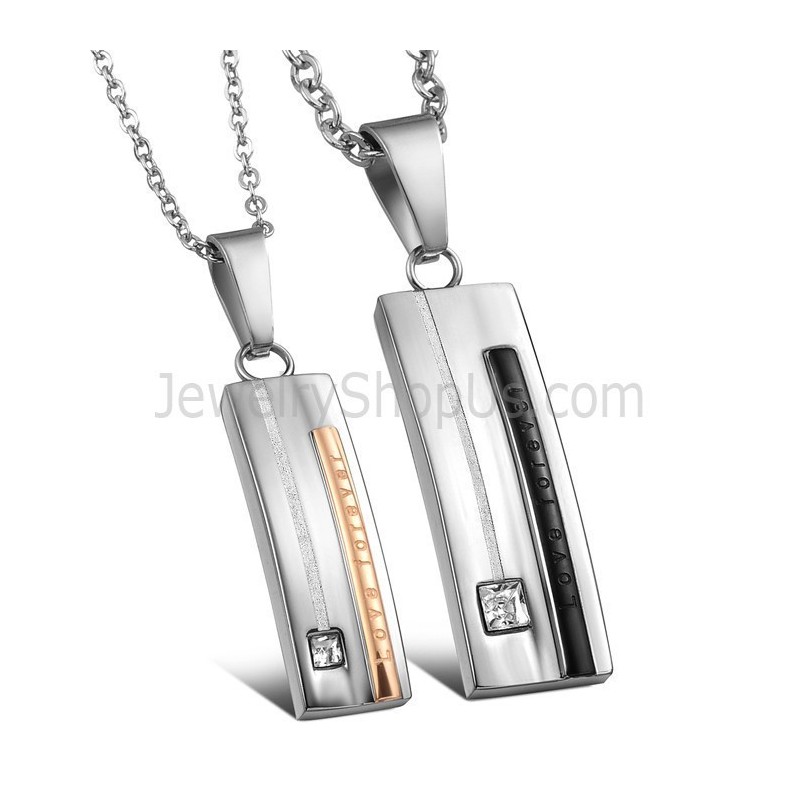 Rechthoekige Titanium Zwarte En Roségouden "Love Forever" Hangers Met Strass Steentjes En Gratis Kettingen C567 Rechthoekige Titanium Zwarte En Roségouden "Love Forever" Hangers Met Strass Steentjes En Gratis Kettingen C567