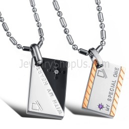 Titanium Roségouden Letter En Gratis Kettingen Rechthoekige Liefhebbers Hangers Met Strass Steentjes En Gratis Ketting C726