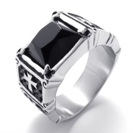 Titanium Ring Met Kruis En Zwarte Edelsteen