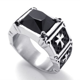Titanium Ring Met Kruis En Zwarte Edelsteen